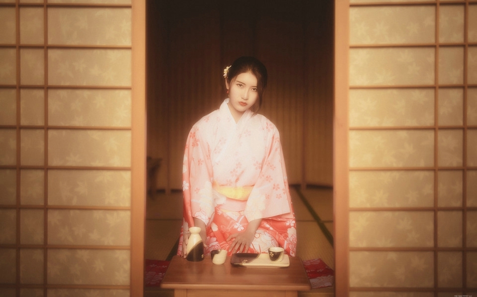 日系和服美女粉红诱惑屋内沏茶安静祥和