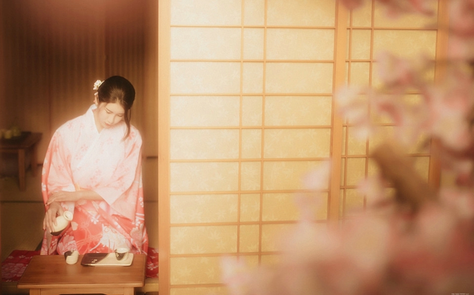 日系和服美女粉红诱惑屋内沏茶安静祥和