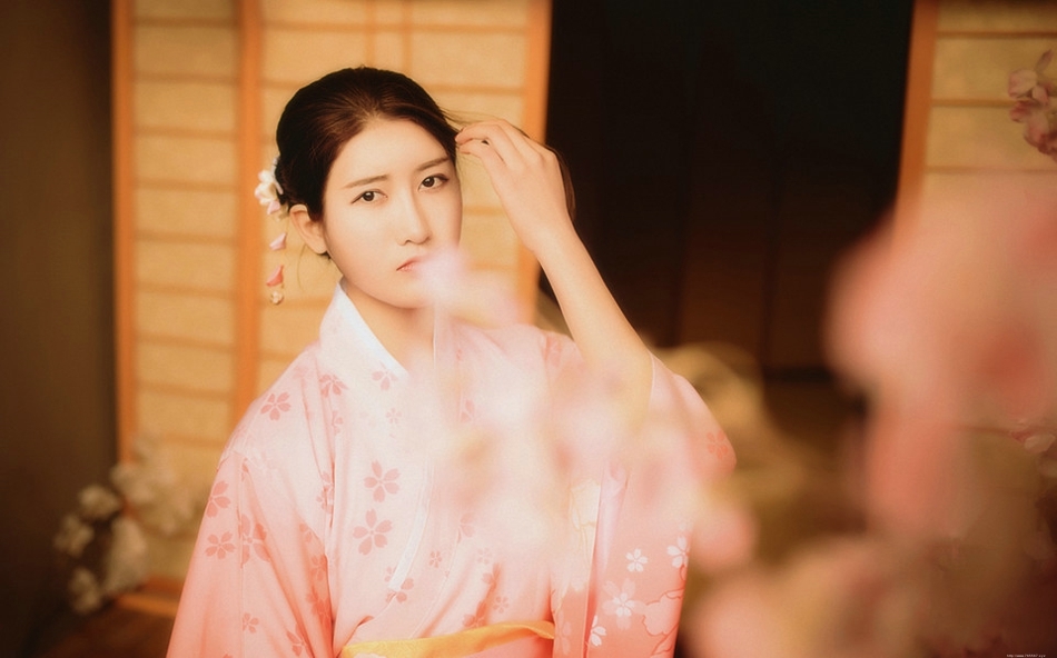 日系和服美女粉红诱惑屋内沏茶安静祥和