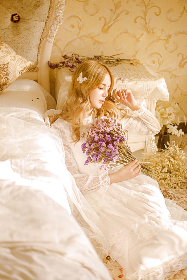 金发眼镜少女蕾丝白裙蝴蝶围绕眼神撩人