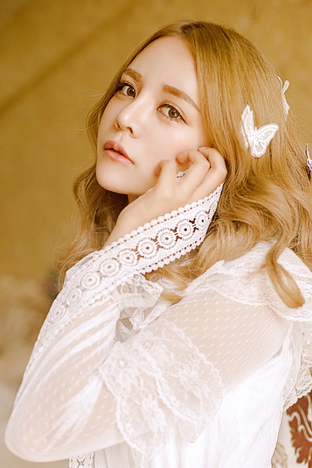金发眼镜少女蕾丝白裙蝴蝶围绕眼神撩人