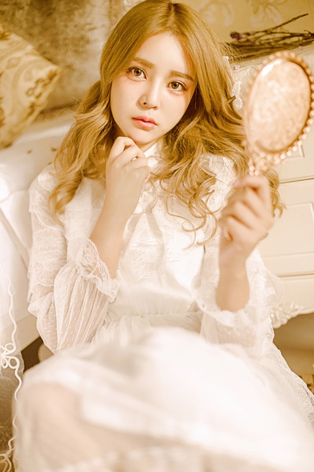 金发眼镜少女蕾丝白裙蝴蝶围绕眼神撩人