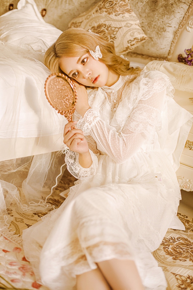 金发眼镜少女蕾丝白裙蝴蝶围绕眼神撩人