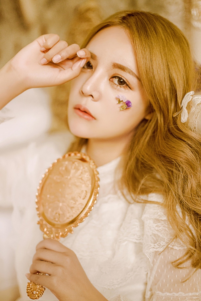 金发眼镜少女蕾丝白裙蝴蝶围绕眼神撩人