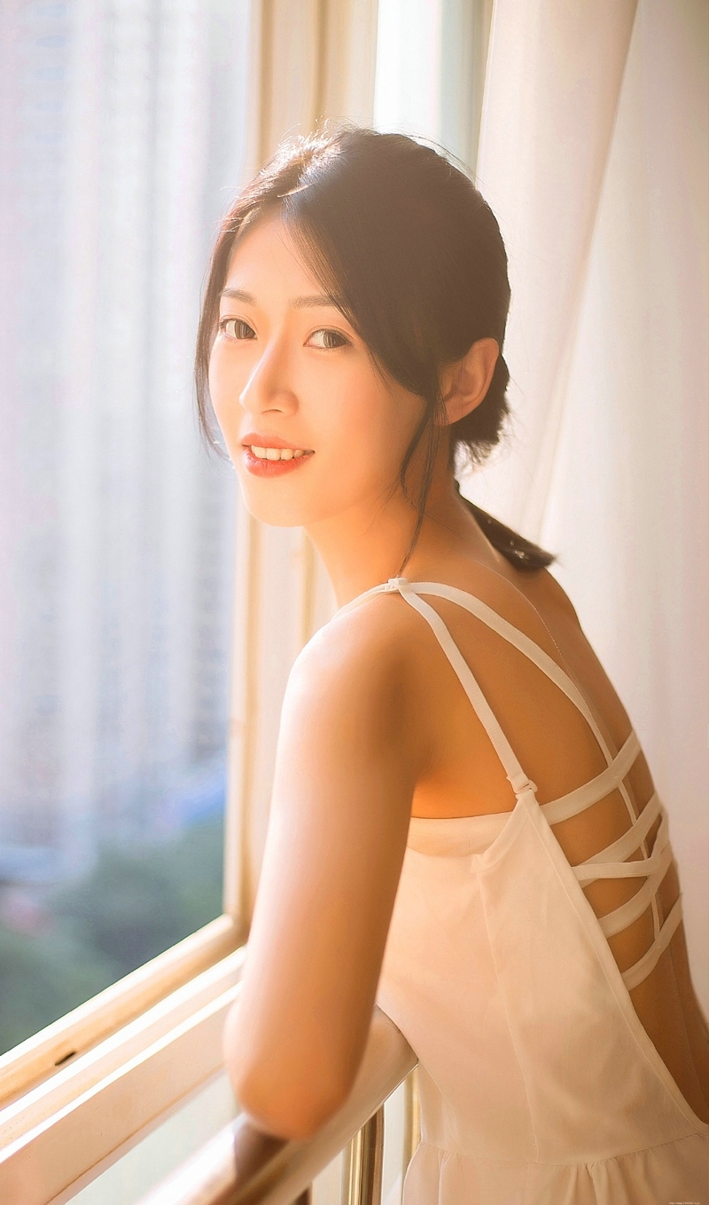 气质美女私房吊带白皙肌肤娇嫩写真