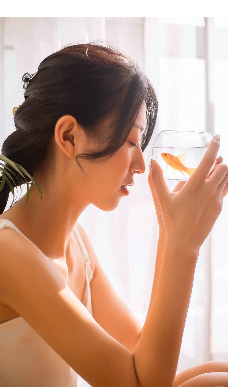 气质美女私房吊带白皙肌肤娇嫩写真