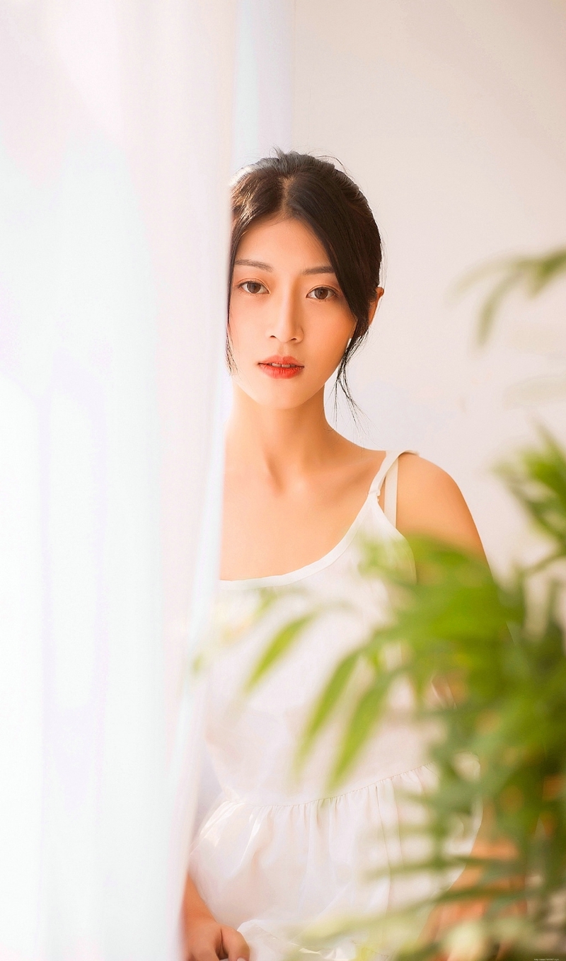 气质美女私房吊带白皙肌肤娇嫩写真