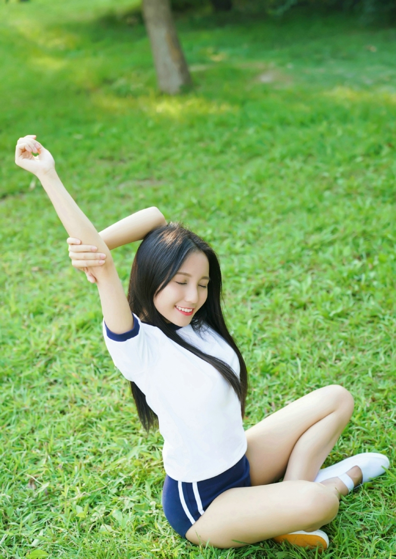 草地上的运动服青春美少女漂亮活力写真