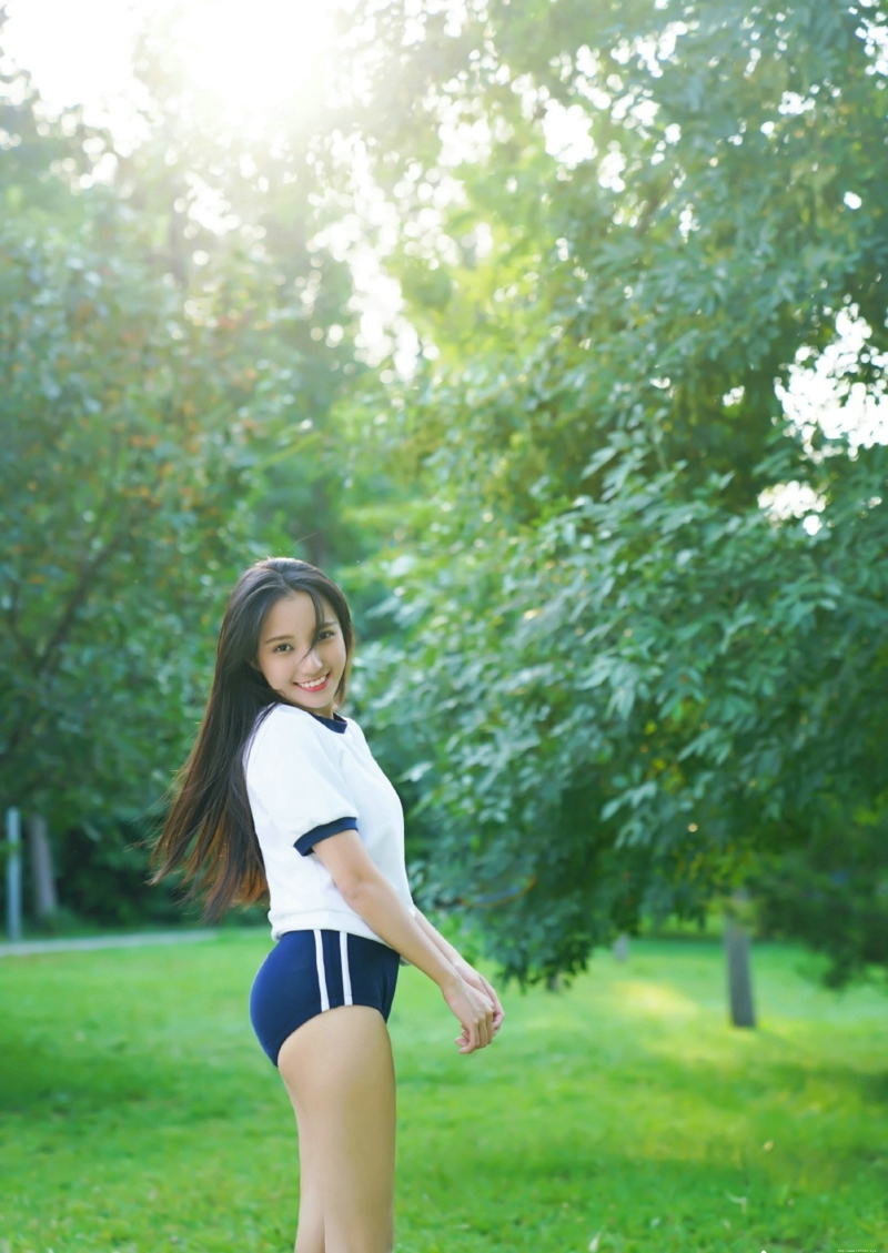 草地上的运动服青春美少女漂亮活力写真