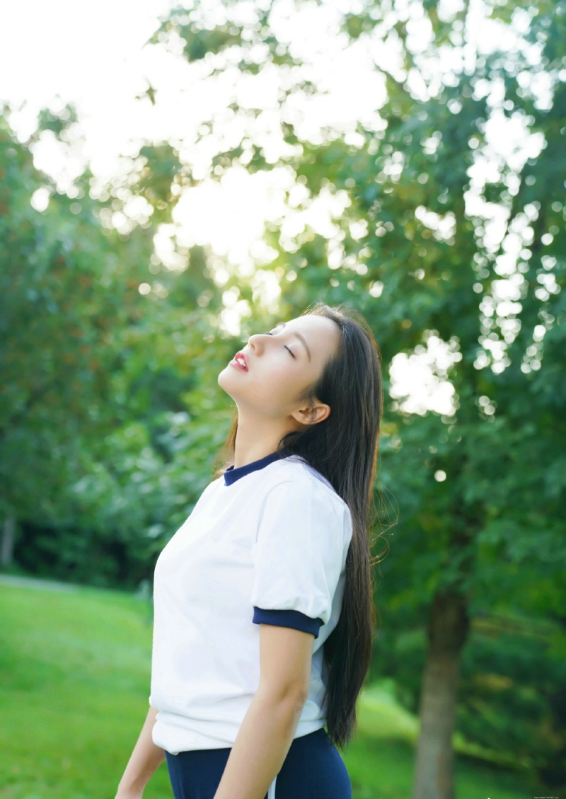 草地上的运动服青春美少女漂亮活力写真