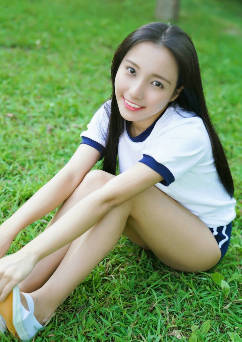 草地上的运动服青春美少女漂亮活力写真