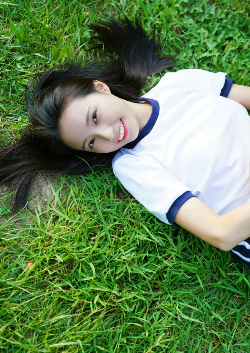 草地上的运动服青春美少女漂亮活力写真
