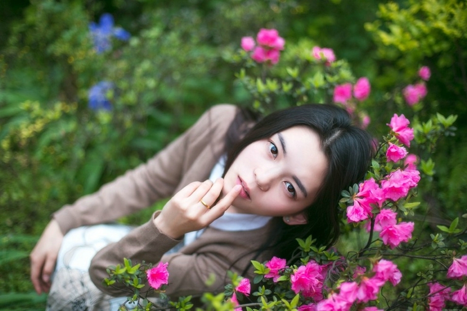 甜美面容的清纯素颜长发美女户外迷人写真