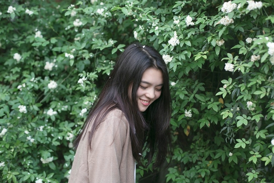 甜美面容的清纯素颜长发美女户外迷人写真