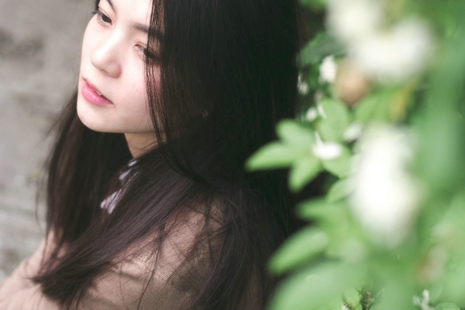 甜美面容的清纯素颜长发美女户外迷人写真