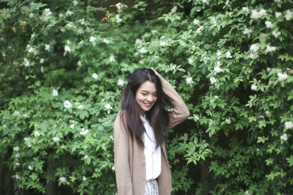 甜美面容的清纯素颜长发美女户外迷人写真