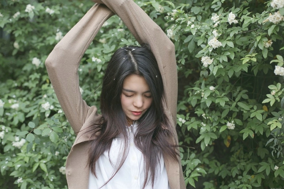 甜美面容的清纯素颜长发美女户外迷人写真