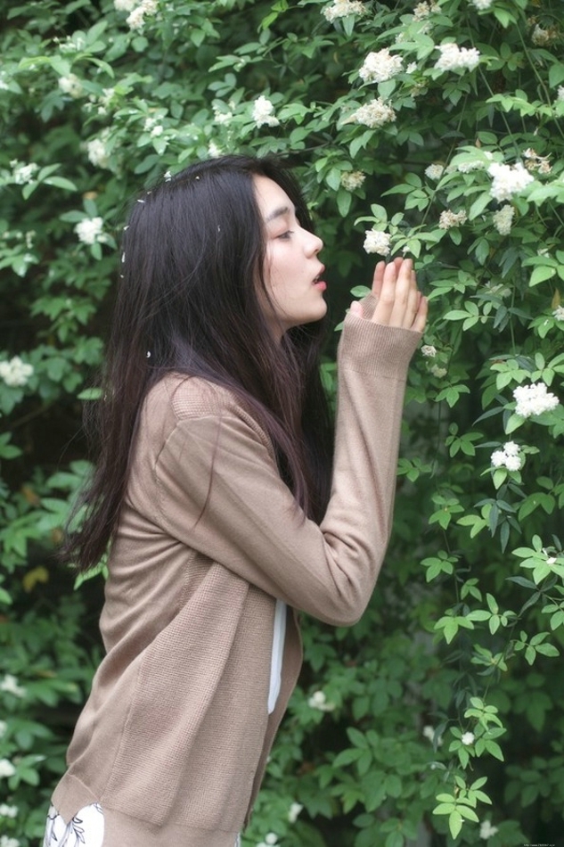 甜美面容的清纯素颜长发美女户外迷人写真