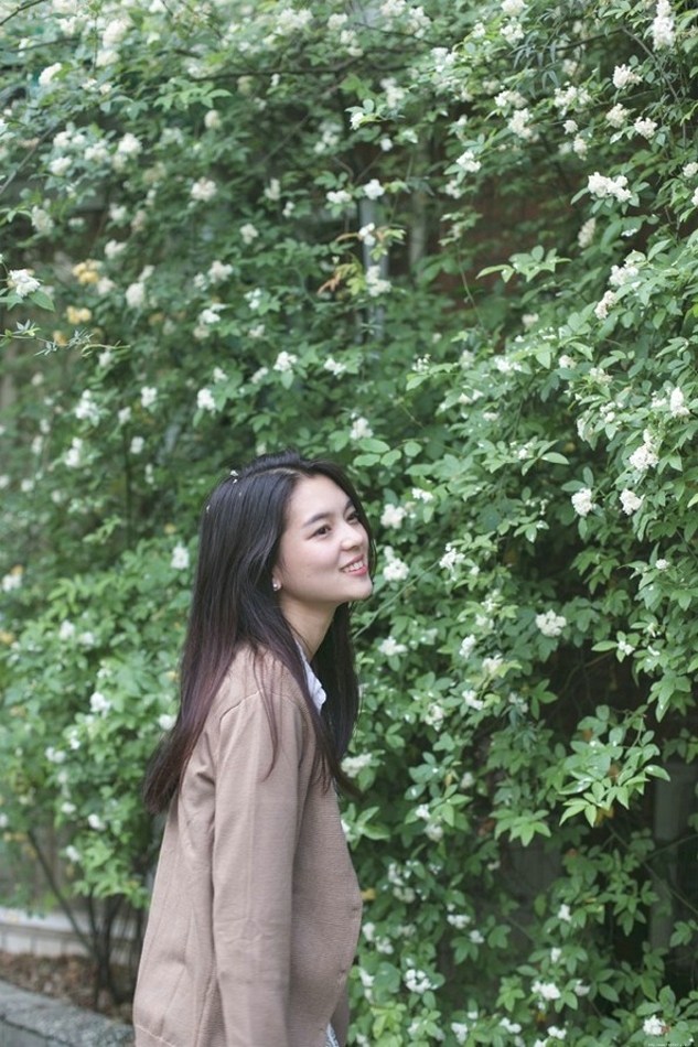 甜美面容的清纯素颜长发美女户外迷人写真