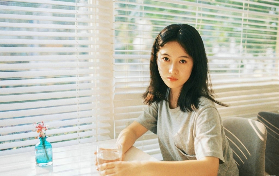 安静私房内的平淡素雅美女气质写真