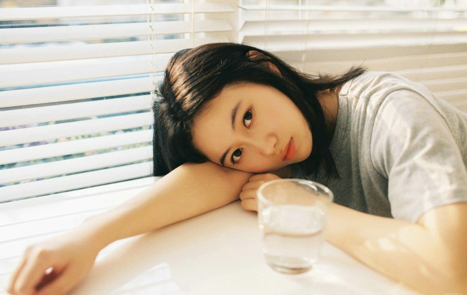 安静私房内的平淡素雅美女气质写真