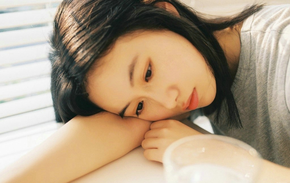 安静私房内的平淡素雅美女气质写真