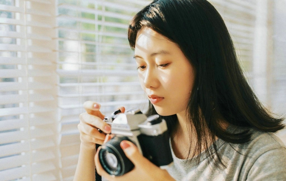 安静私房内的平淡素雅美女气质写真