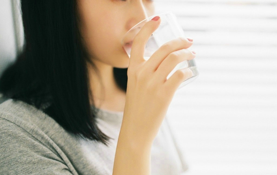 安静私房内的平淡素雅美女气质写真