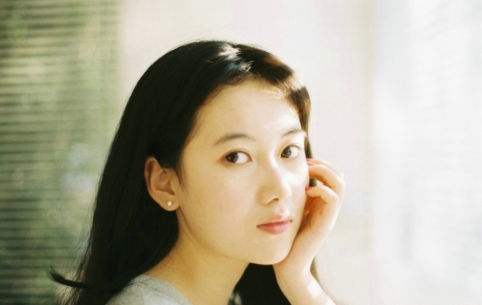 安静私房内的平淡素雅美女气质写真