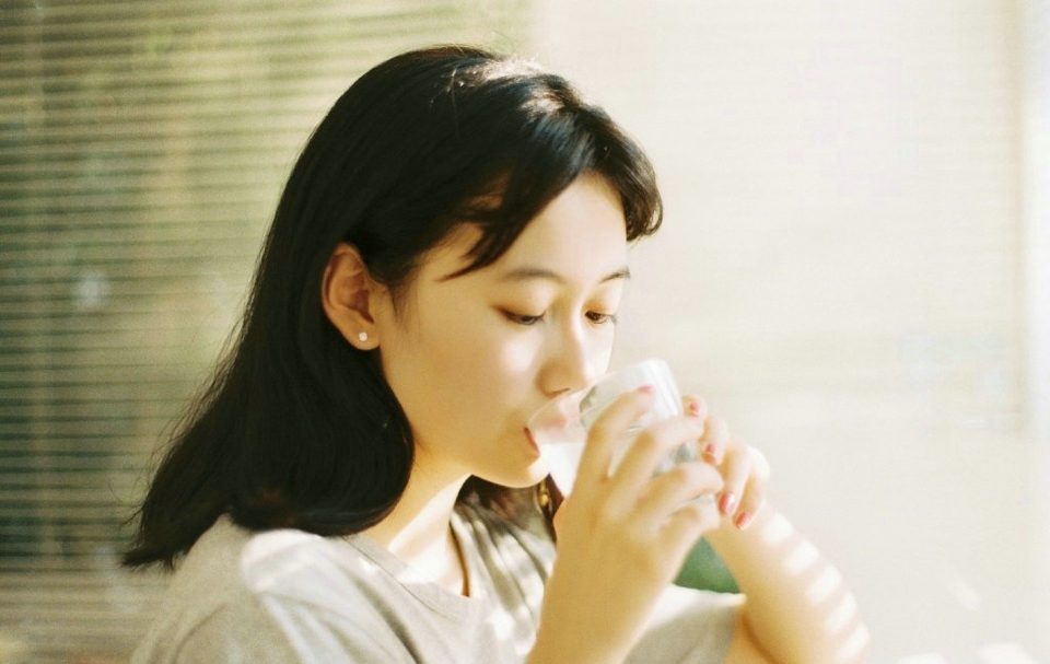 安静私房内的平淡素雅美女气质写真