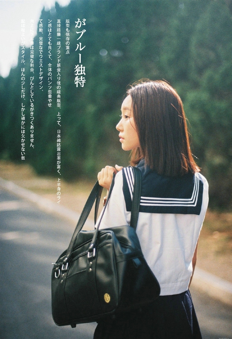 日系学院风妹子街头享受阳光漫步