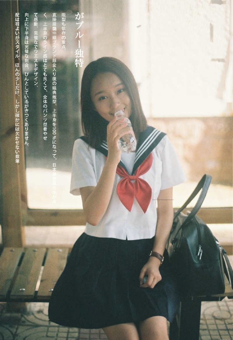 日系学院风妹子街头享受阳光漫步