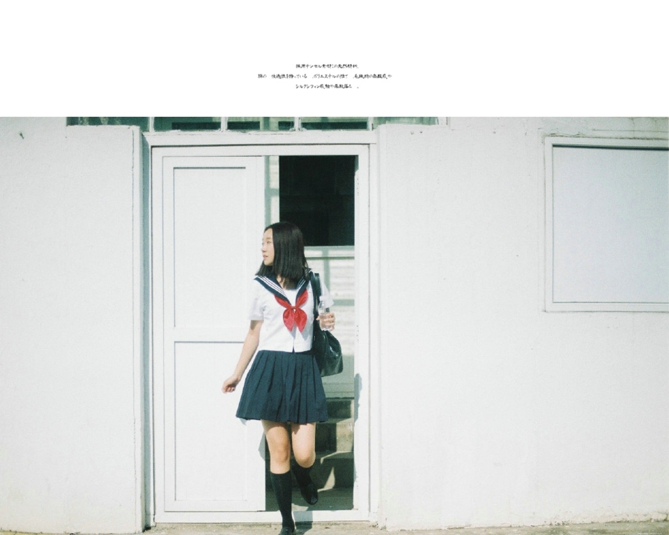 日系学院风妹子街头享受阳光漫步