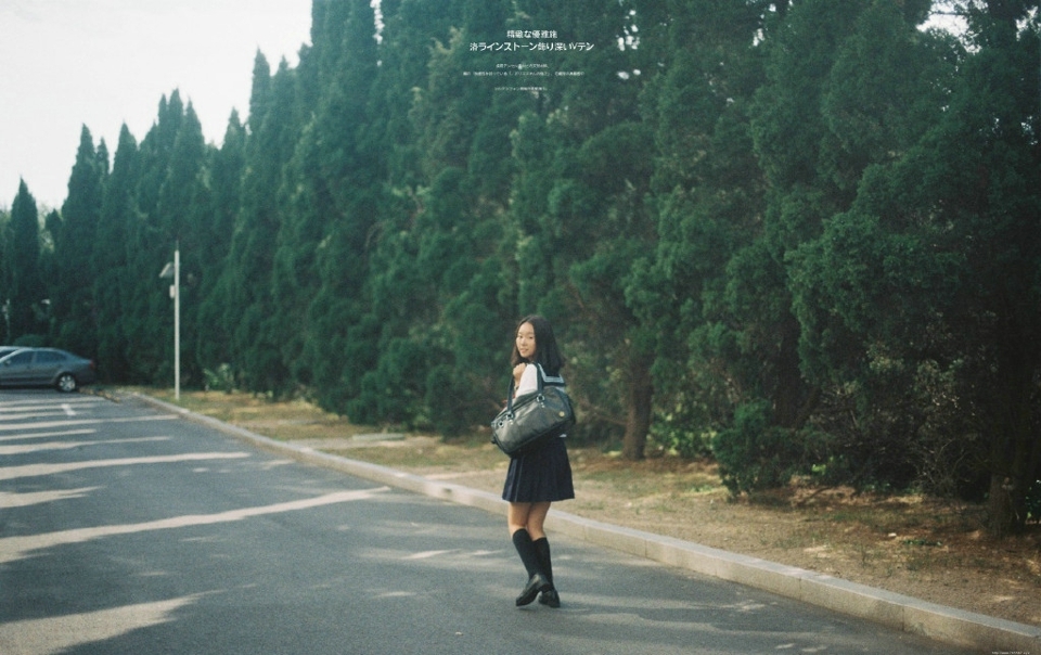 日系学院风妹子街头享受阳光漫步