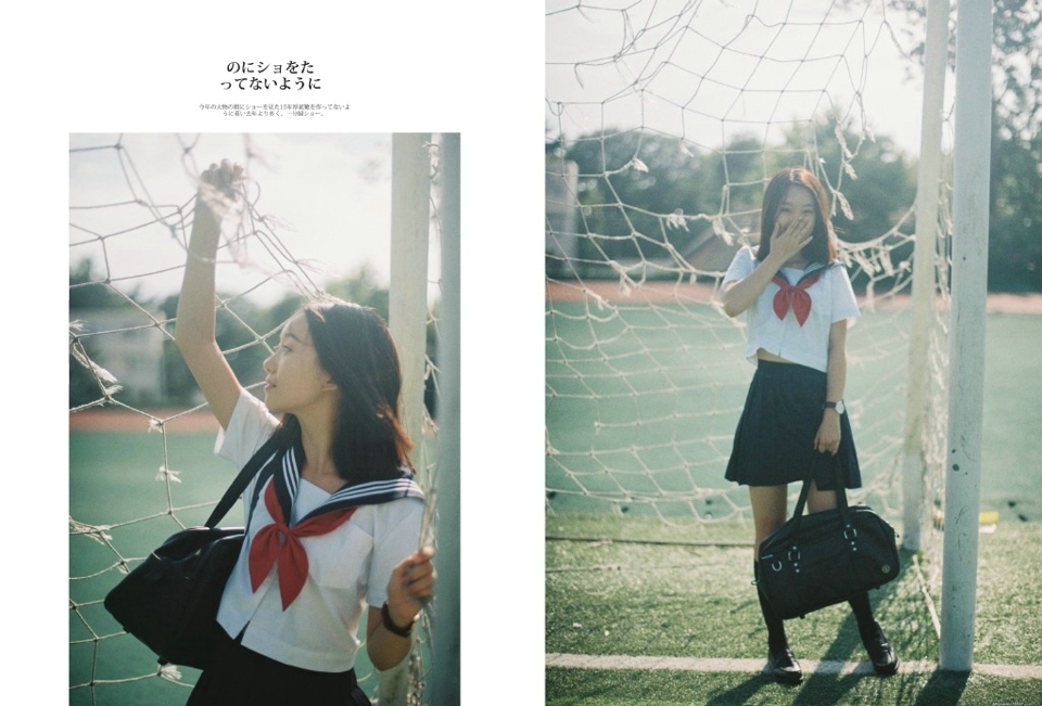 日系学院风妹子街头享受阳光漫步