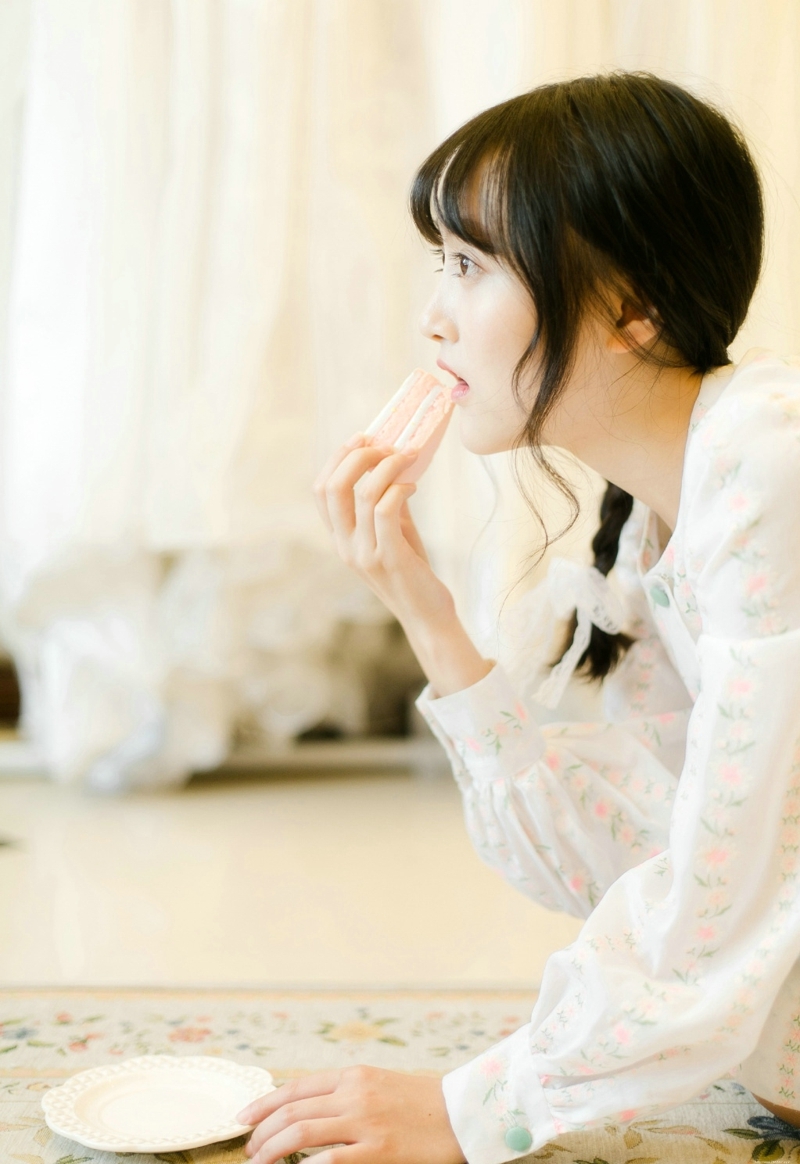 甜美少女大眼无辜下午茶悠闲时光