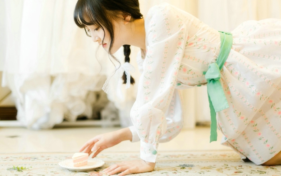 甜美少女大眼无辜下午茶悠闲时光