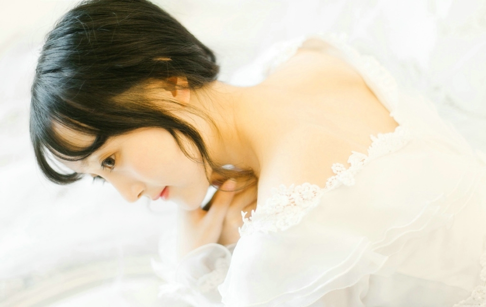 甜美少女大眼无辜下午茶悠闲时光