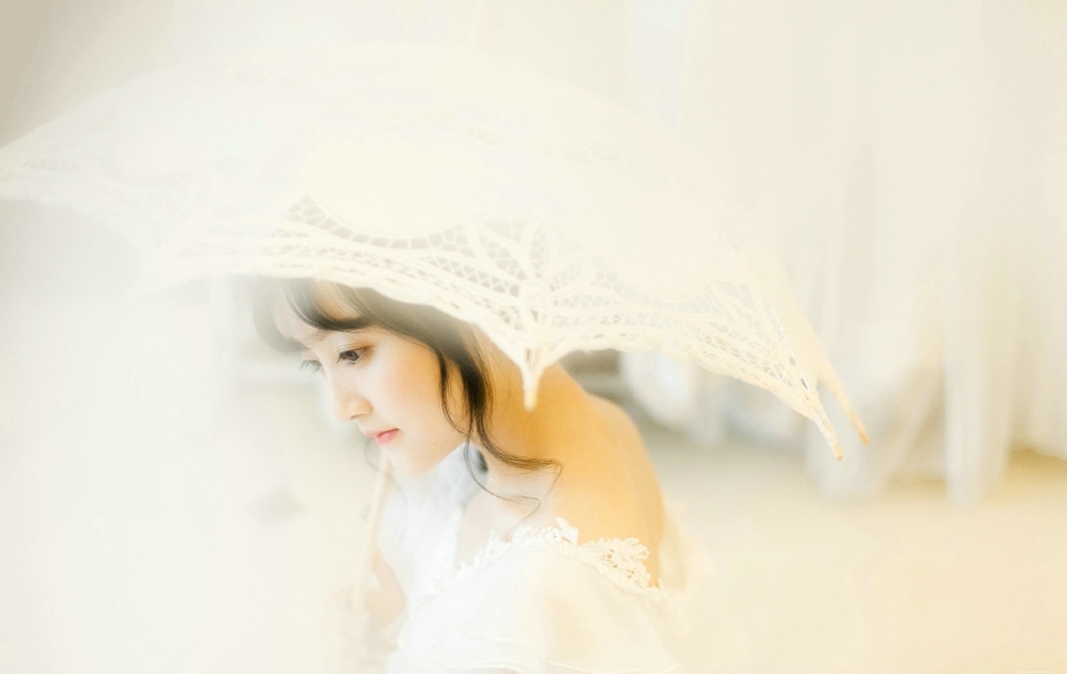 甜美少女大眼无辜下午茶悠闲时光