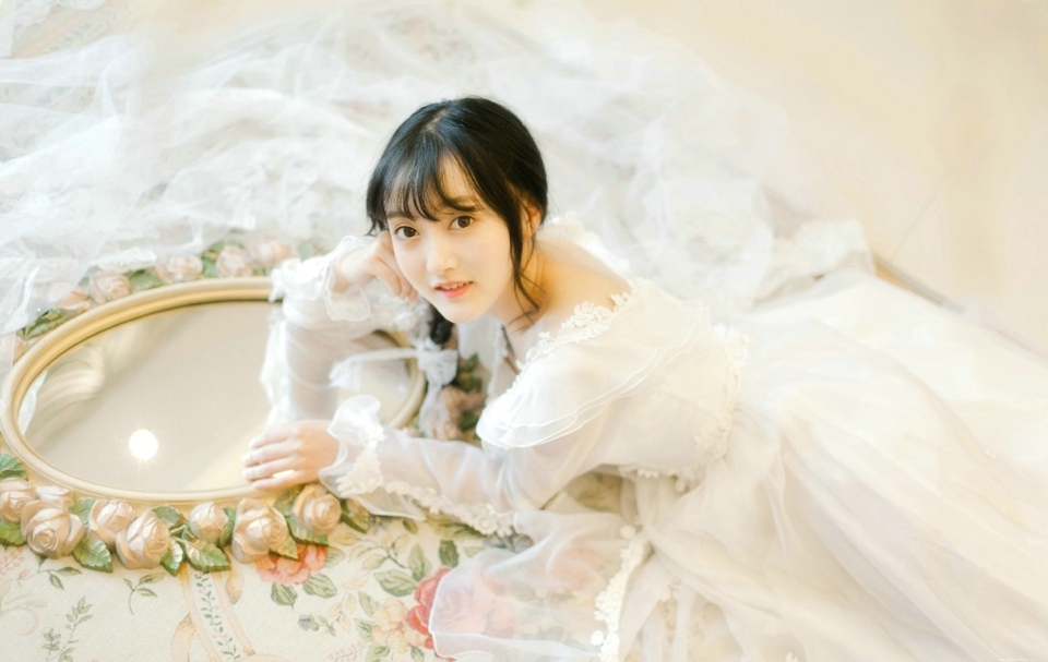 甜美少女大眼无辜下午茶悠闲时光