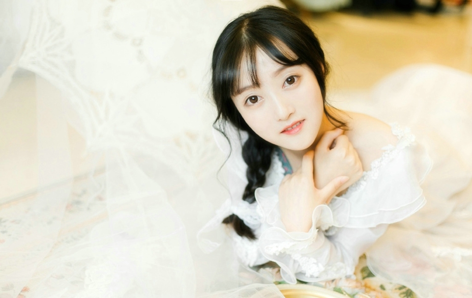 甜美少女大眼无辜下午茶悠闲时光