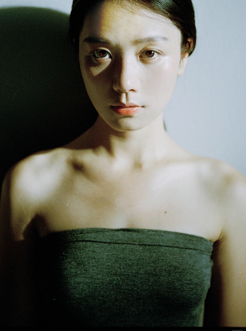 黑暗光影中的气质森系美女随性范