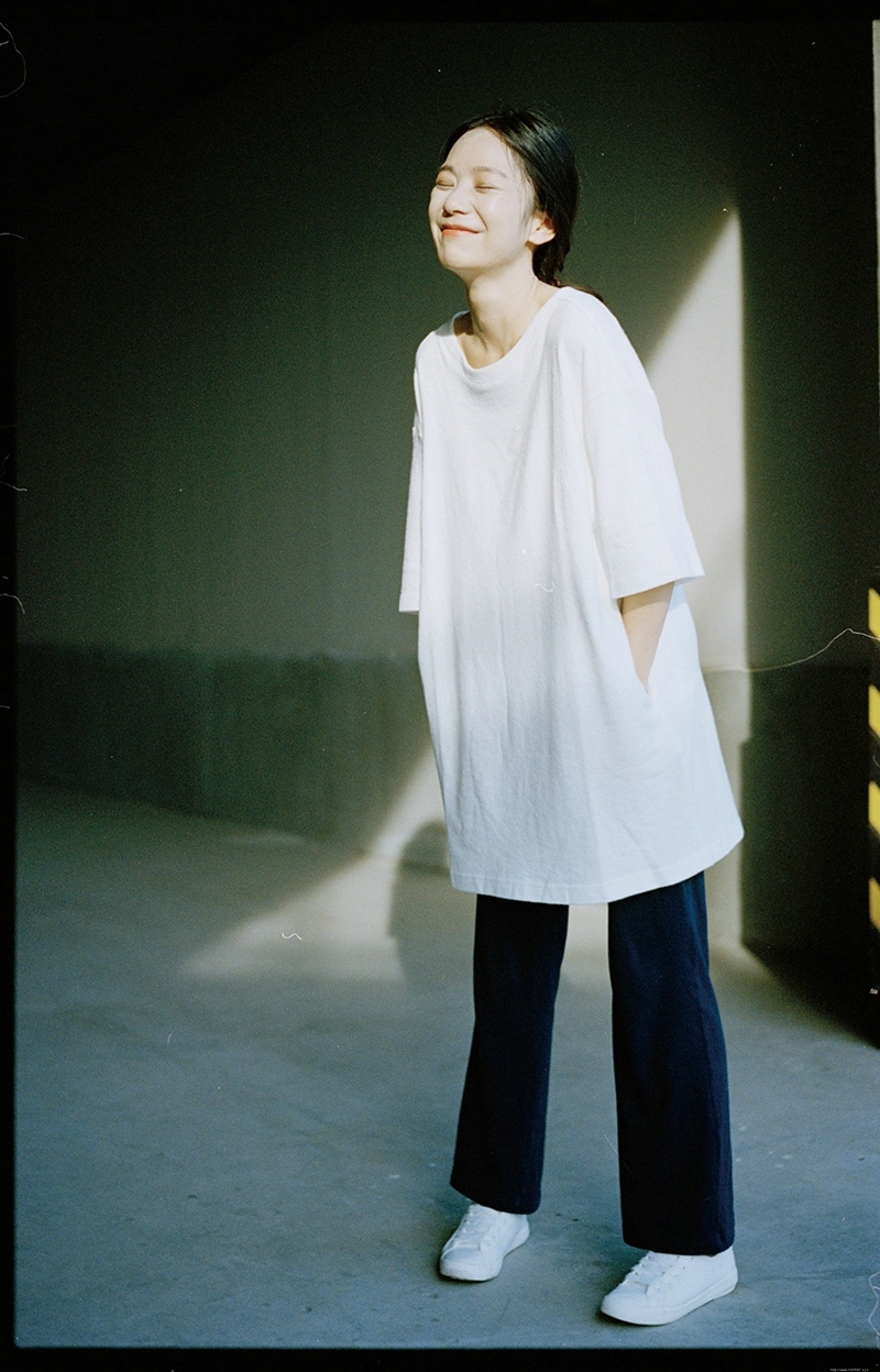 黑暗光影中的气质森系美女随性范