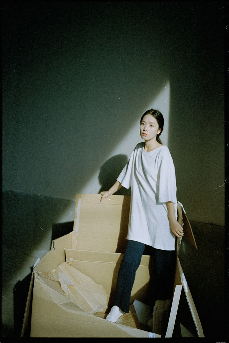 黑暗光影中的气质森系美女随性范