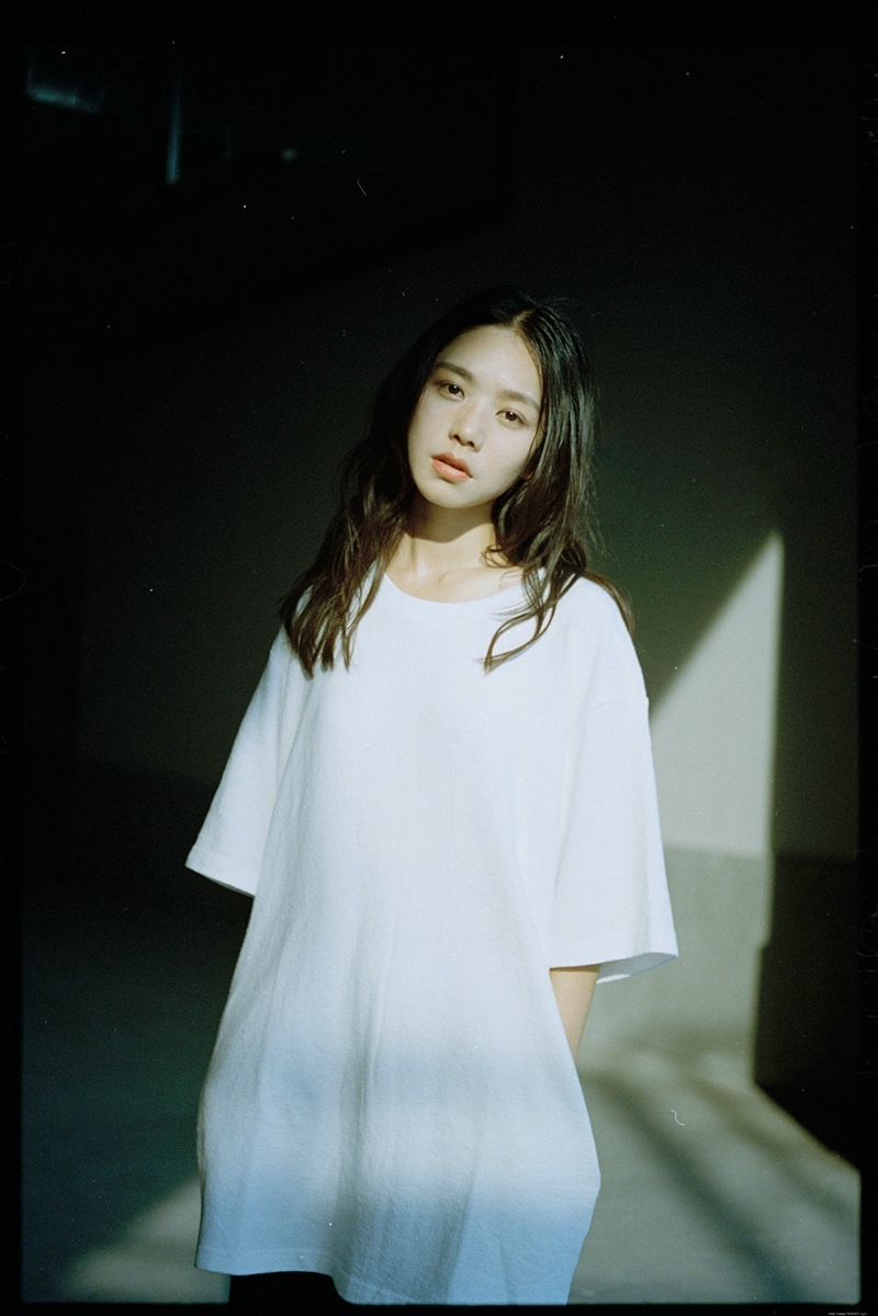 黑暗光影中的气质森系美女随性范