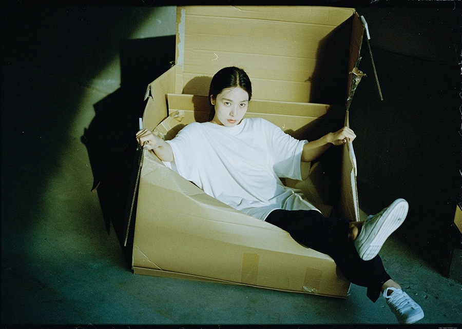 黑暗光影中的气质森系美女随性范