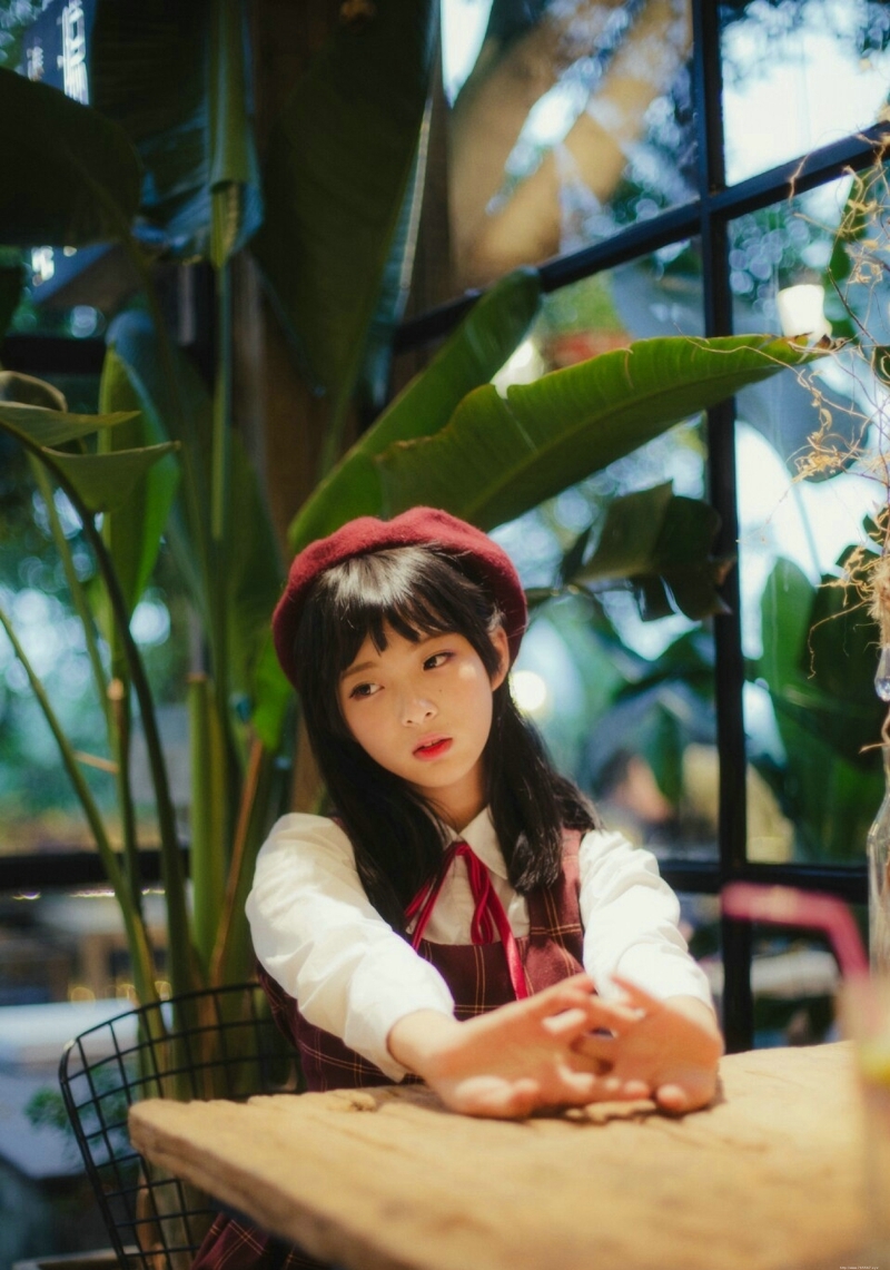 红格子裙萌萌哒软妹子贝雷帽可爱写真