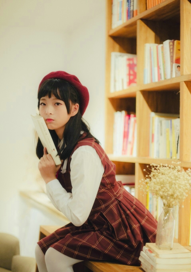 红格子裙萌萌哒软妹子贝雷帽可爱写真
