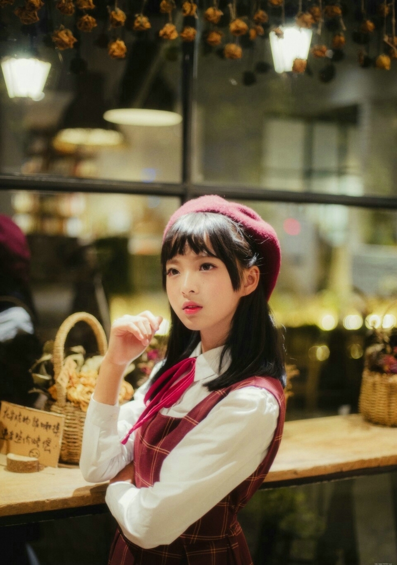 红格子裙萌萌哒软妹子贝雷帽可爱写真