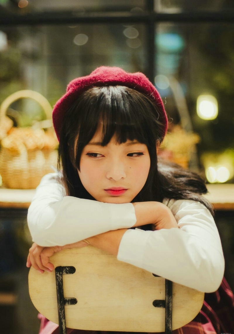 红格子裙萌萌哒软妹子贝雷帽可爱写真